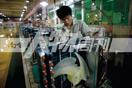 2010年5月10日，珠海格力電器工廠里，工人正在流水線上生產家用空調（方迎忠）
